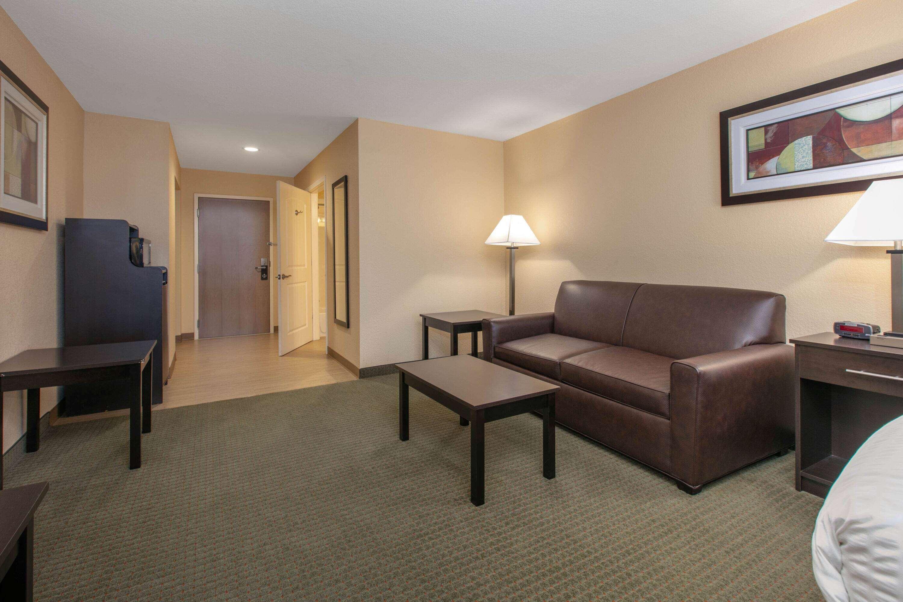 Days Inn & Suites By Wyndham Florence/Jackson Area Екстер'єр фото