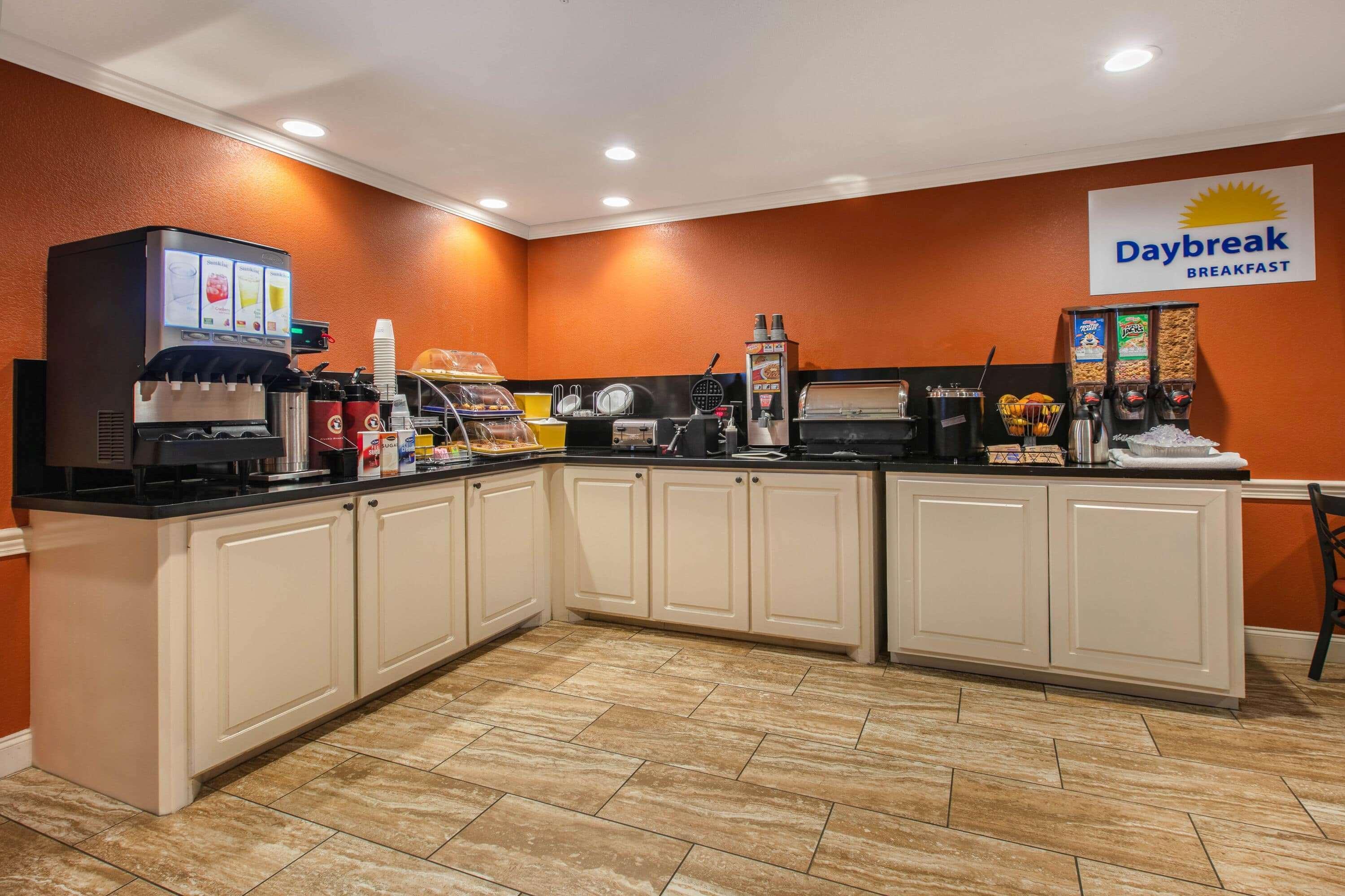 Days Inn & Suites By Wyndham Florence/Jackson Area Екстер'єр фото