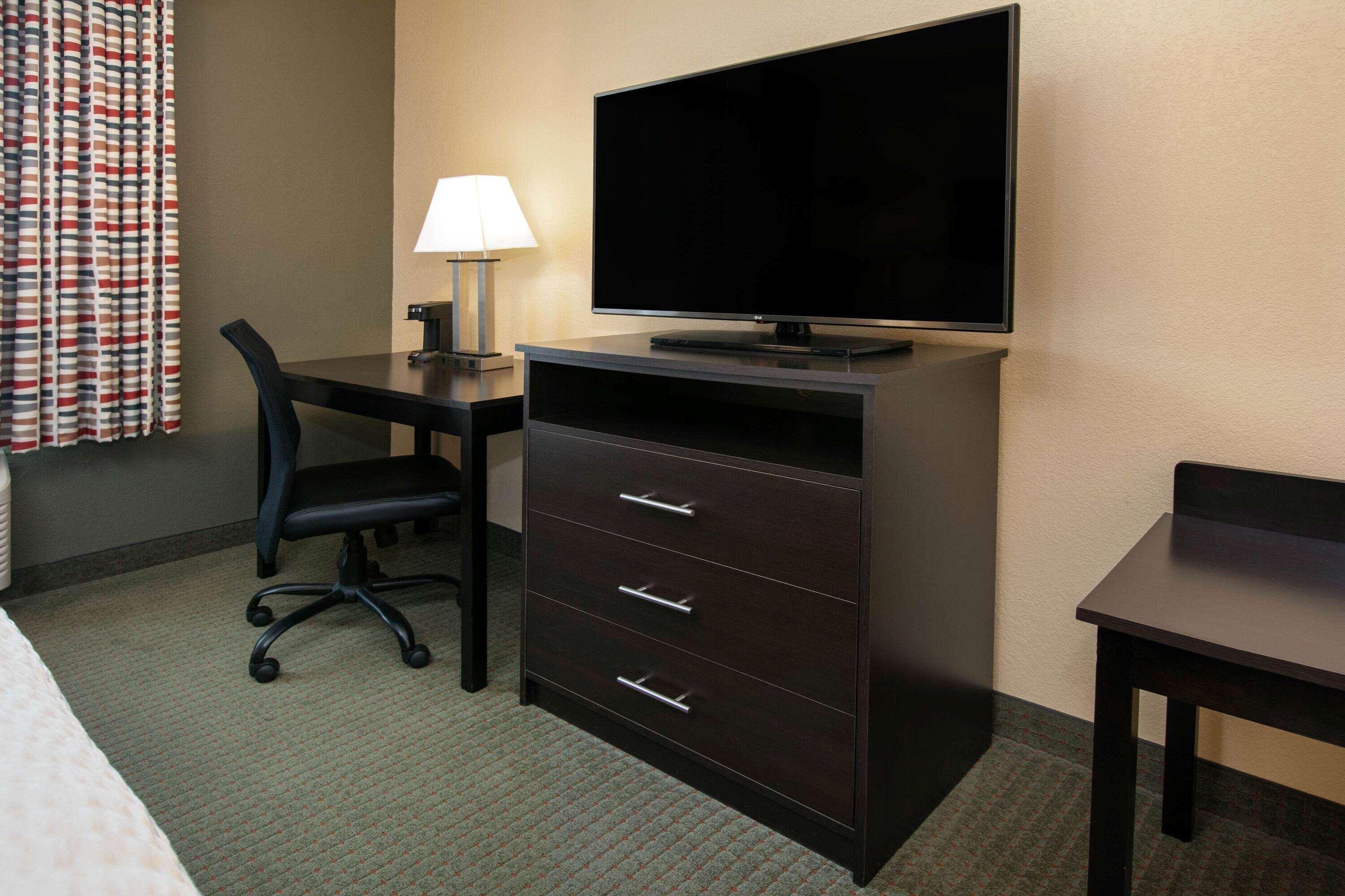 Days Inn & Suites By Wyndham Florence/Jackson Area Екстер'єр фото